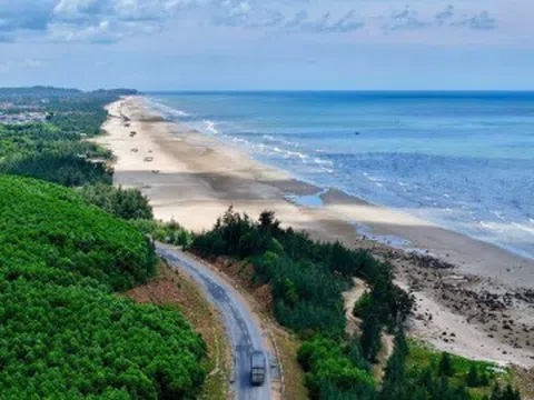Cách Hà Nội hơn 5 tiếng đi xe có một "thiên đường biển ngủ quên" trong xanh thấy đáy, background góc nào cũng đẹp