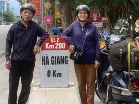Chồng 70 tuổi 11 năm lái xe máy đưa vợ xuyên Việt, thực hiện lời hứa khi còn trẻ