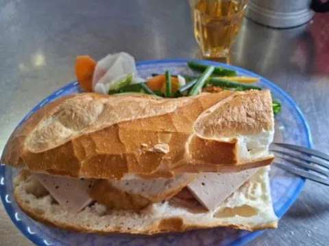 Quán bánh mì chảo gần 70 năm ở TPHCM, khách xếp hàng chờ mua mỗi sáng