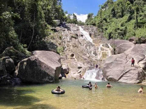 Dòng thác mang tên kỳ lạ ở Thanh Hóa hút khách ngày nắng nóng