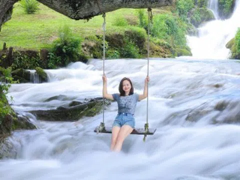Suối mát lạnh cách Hà Nội 200km, ô tô đỗ gần, khách kéo nhau đến trốn nóng