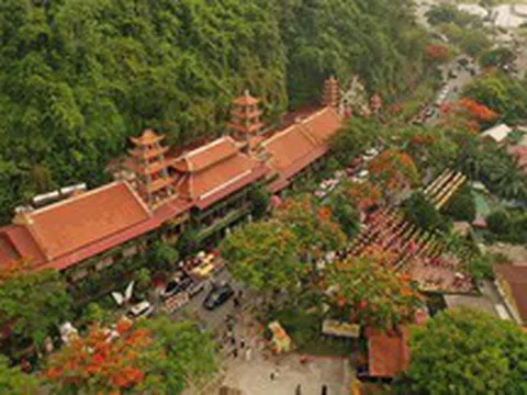 Ô tô xếp dài hàng cây số dọc đường biển Đồ Sơn dự Đại lễ Phật đản chùa Hang
