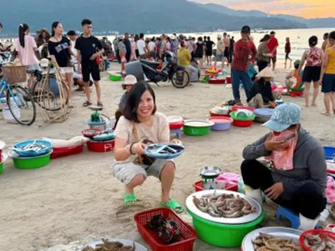 Khách dậy từ 4h tới làng chài ở Đà Nẵng, chi vài triệu mua hải sản tươi ngon