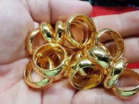 Giá vàng rớt thảm, nhiều người "quay xe" gửi tiết kiệm ngân hàng