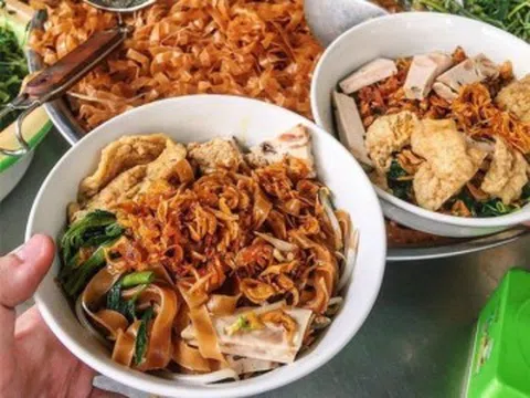 Ở Hà Nội có 5 quán ngon dành cho "tín đồ" món trộn, bún miến bánh đa đủ cả, khách phải xếp hàng chờ ăn