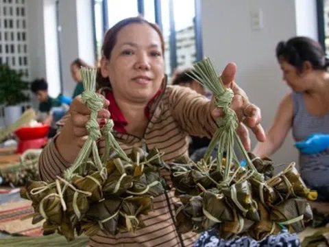 Giữ hương vị truyền thống qua những mẻ bánh ú tro dịp Tết Đoan Ngọ