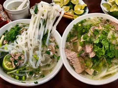 Ăn phở suốt cả tuần không biết chán, cô gái Trung Quốc vẫn "tấm tắc khó hiểu", đến khúc vắt chanh thì netizen đồng loạt vào "nhắc nhẹ"