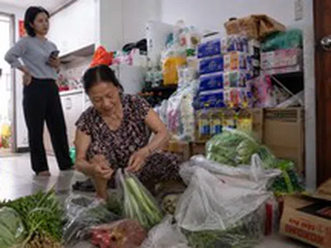 Thói quen chi tiêu của bố mẹ tôi vừa buồn cười vừa khiến con cái đau đầu: Đằng sau những lần tích trữ, săn khuyến mãi là nỗi bất an kéo dài cả một đời