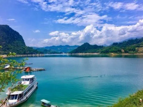 Đi "Vịnh Hạ Long giữa núi rừng" ngay gần Hà Nội, mát mẻ và thanh bình đến lạ, chi phí chỉ vài trăm nghìn đồng