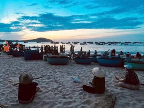 Làng chài Phước Đồng thức dậy trước bình minh