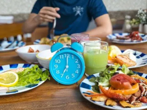 Ăn tối sớm không quyết định việc giảm cân, chuyên gia dinh dưỡng tiết lộ "chìa khóa" bền vững chị em nên tham khảo