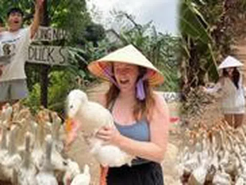 Gia đình Salim trải nghiệm dịch vụ được ví là "chỉ có tại Việt Nam", khách quốc tế đến Việt Nam là tìm đến thử