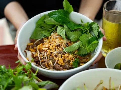 Chủ quán Hà Nội bán món "phở lạ", hấp sợi phở như bánh bao, trộn 2 loại nước xốt
