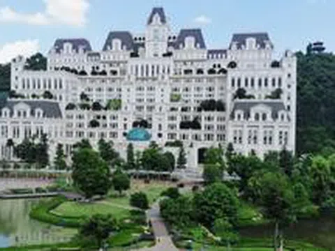Số phận kỳ lạ của căn biệt thự màu trắng "mọc" giữa vùng quê, 12 tầng trị giá 9.500 tỷ nhưng chủ nhân vẫn là ẩn số
