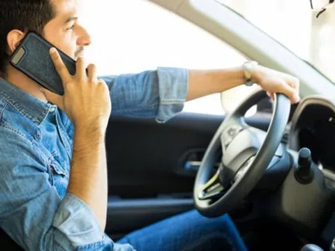 Quy định mới nhất về việc sử dụng điện thoại khi lái ô tô