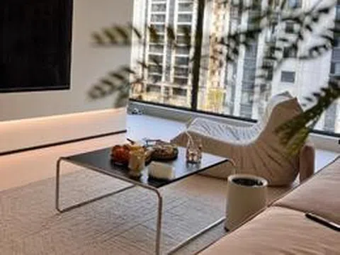 Vì sao ngày càng nhiều gia đình không còn dùng bàn trà mặt kính? 2 lựa chọn cho phòng khách đang dần trở thành xu hướng mới