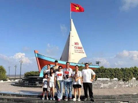 Đóng cửa hàng, gia đình 3 thế hệ ở Hà Nội lái xe xuyên Việt gần 2 tháng