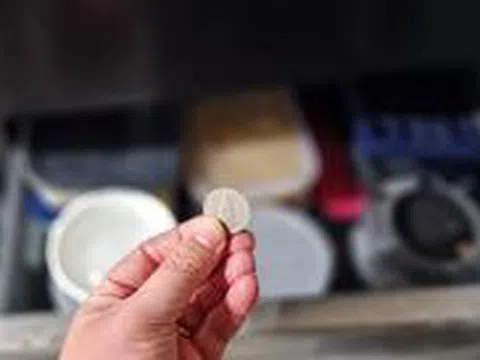 Vì sao nhiều gia đình đặt một đồng xu trong tủ lạnh khi vắng nhà dài ngày? Công dụng ít ai biết