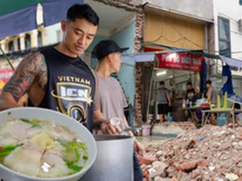 Viral quán phở nằm giữa công trường ở Hà Nội: Mỗi sáng bán hàng trăm bát, khách quen không ngại bụi