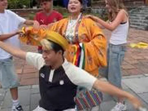 "Thương lắm khách Tây ơi": Đi du lịch Huế một chuyến, ai ngờ thành cận thần khiến 1 triệu người bật cười