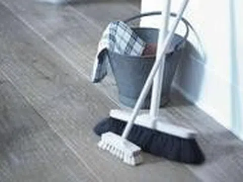 Vì sao nhiều gia đình ngâm chổi vào nước nóng pha muối, giấm trước khi đi ngủ? Công dụng ít ai ngờ