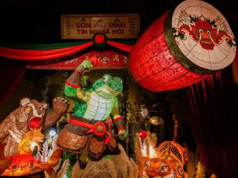 Lồng đèn "Cóc kiện trời" trong ngôi đình trăm tuổi tại TP HCM