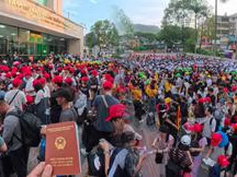Cửa khẩu Lào Cai đông gấp ba ngày thường, tour đường bộ sang Trung Quốc đang hút khách nhất kỳ nghỉ này