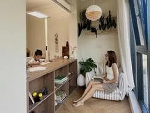 Nhà có 2 ban công tưởng phí diện tích, bà mẹ tháo một cánh cửa rồi kê bàn học: Phòng con rộng và sáng hẳn