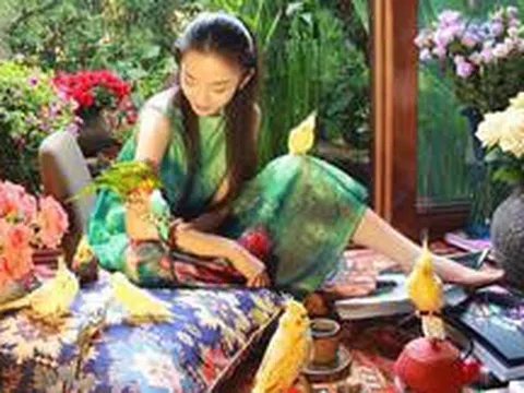 Ngoài 60 tuổi, nữ nghệ sĩ chọn sống trong căn nhà bên hồ: Cửa kính chạm sàn, sân đầy hoa, bước ra ngoài đã thấy núi và nước