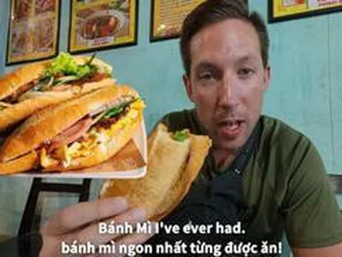 Quán nhỏ ở Hội An ai vào cũng gọi chủ quán là mẹ, khách Canada tấm tắc: "Có bánh mì ngon nhất tôi từng ăn"