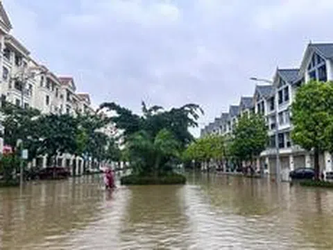 Thay bạn đi xem nhà ngày mưa: An Khánh bị chia cắt, loạt tuyến đường chìm trong biển nước