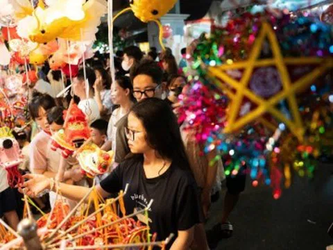 Phố Hàng Mã rực rỡ sắc màu đón "biển người" đến vui Trung thu sớm