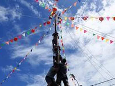 Trai làng biển tranh tài leo cột mỡ tại Lễ hội Nghinh Ông TP.HCM