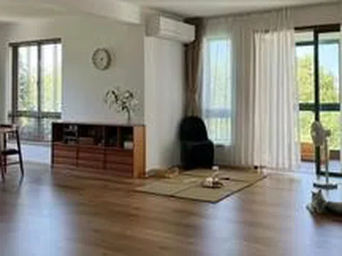 Xem 2 ngôi nhà này mới hiểu vì sao ngày càng nhiều người bỏ sofa, bàn trà và kệ tivi