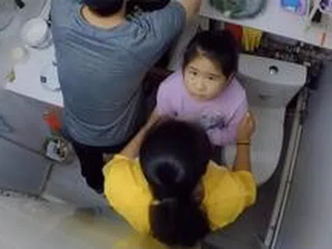 Mẹ đơn thân cùng con gái sống trong "hộp diêm" 5m²: Bếp ngay cạnh bồn cầu, vẫn cố vun vén thành mái ấm