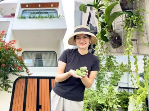 15 năm yêu rồi kết hôn, cặp vợ chồng trẻ tích góp tiền từ quê lên phố xây căn nhà 6,5 tỷ, sân thượng đẹp mê