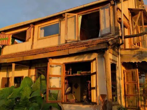 Mua nhà 3 gian cũ, vợ chồng ở Lâm Đồng xếp chồng kiểu lạ, dựng không gian đẹp mê