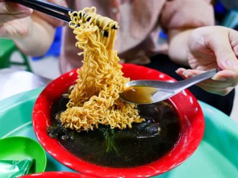 Quán gà tần "núp" trong ngách nhỏ phố cổ Hà Nội, khó tìm vẫn đông kín