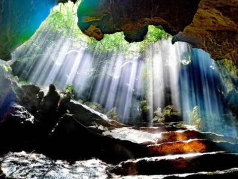 Hang động kỳ thú ở Ninh Bình, du khách đi thuyền giữa "dải ngân hà"