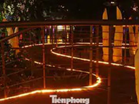 Cầu cạn hình dải lụa ở hồ Hoàn Kiếm huyền ảo về đêm