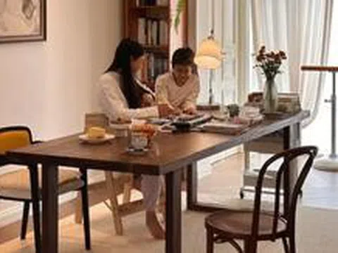 Bỏ bàn trà để đặt bàn dài trong phòng khách đang thành xu hướng: Nhìn thì mê nhưng nhiều người ở vài tháng đã muốn đổi lại