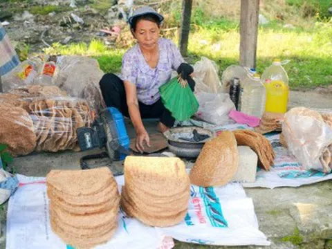 Chợ ở Thanh Hoá nằm giữa rặng phi lao xanh mát, bán đủ món ngon dân dã