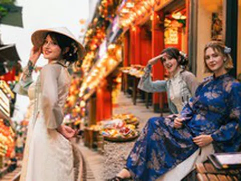 Du khách Đức diện áo dài “đi lạc” vào phố đường tàu, khoe loạt ảnh đẹp như phim