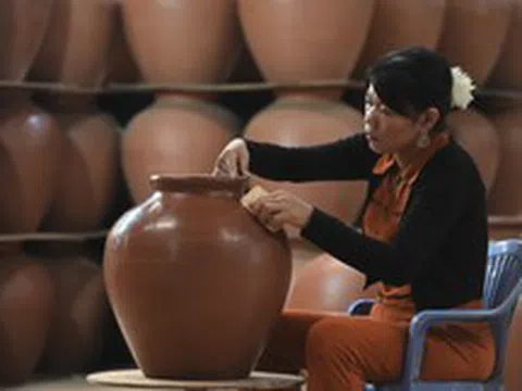 Làng gốm mở thêm trải nghiệm văn hóa để níu chân du khách