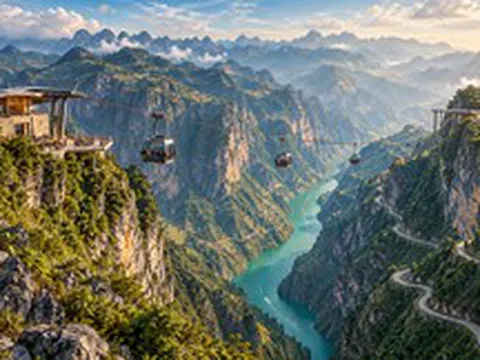 Cung đèo dài 20 km, đỉnh cao nhất tới 1.400 m đang được nghiên cứu làm tuyến cáp treo: Xung quanh bao bọc bởi rừng già và núi đá, đường lên hiện tại quanh co, hiểm trở