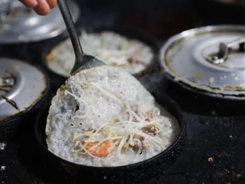 Bánh xèo củi trong hẻm sâu hút khách tại TP HCM
