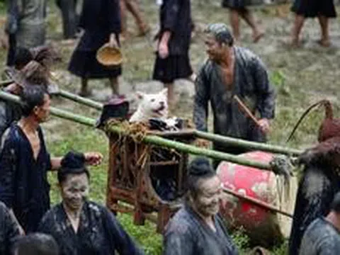 Lễ hội cõng chó độc lạ ở Trung Quốc