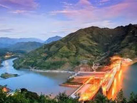 Phát hiện bản làng gần 60 hộ ở Việt Nam, mái đá phủ đầy "vảy cá", mùa nước nổi đẹp tựa tranh thủy mặc