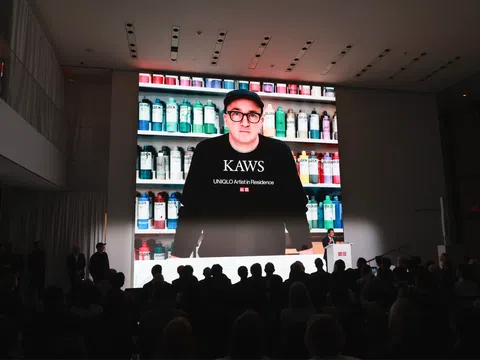 Kaws trở thành nghệ sĩ lưu trú đầu tiên của UNIQLO
