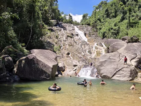 Dòng thác mang tên kỳ lạ ở Thanh Hóa hút khách ngày nắng nóng